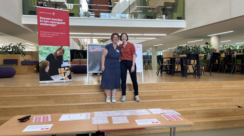 Annemieke de Jong-Haarlem en Sophie Brand bij de aanmeldtafel van de Moderne Vreemde Talen conferentie