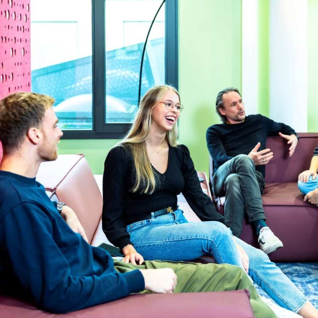 Master Applied Data Science studenten ontmoeten elkaar in informele setting