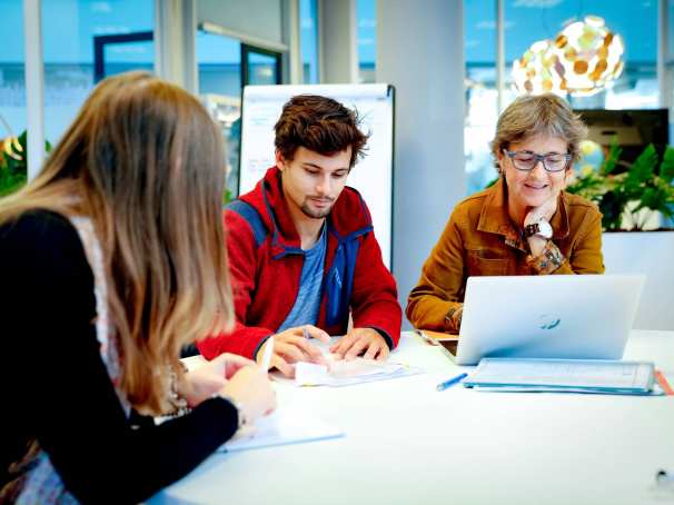 en docent overleggen