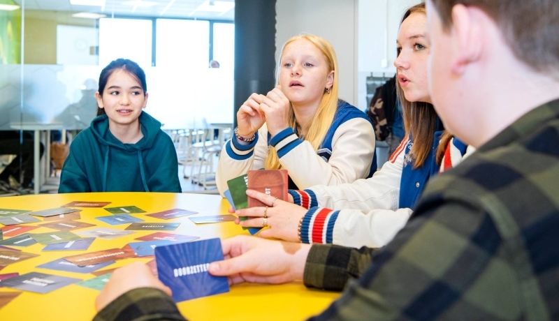 Kinderen in gesprek over kaartspel