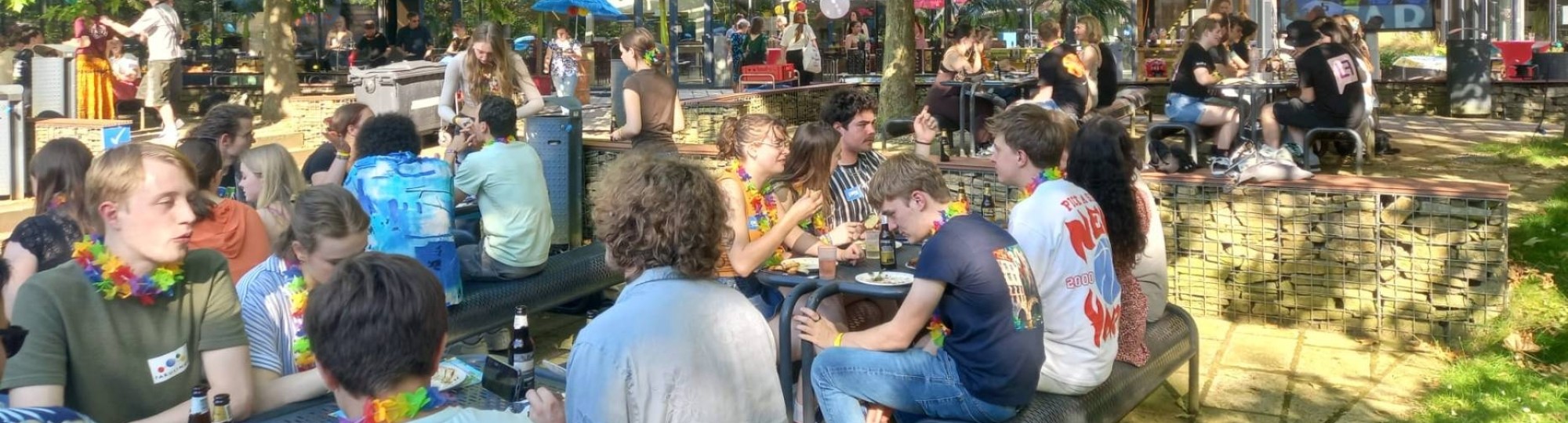 feestende jongeren