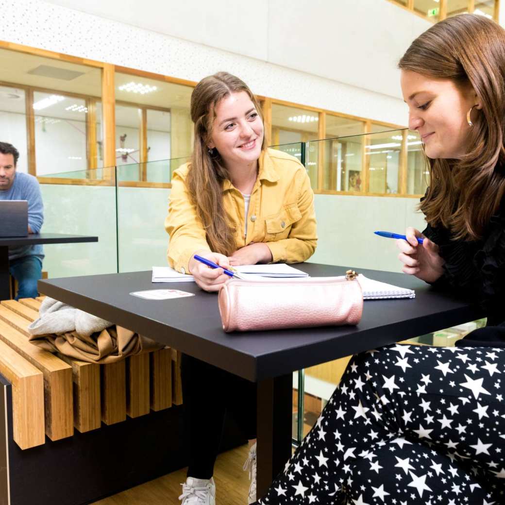 Studenten aan tafel