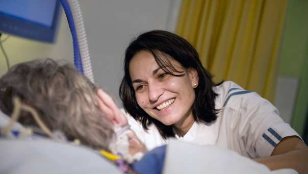 verpleegkundige dicht bij patiënt aan IC-bed