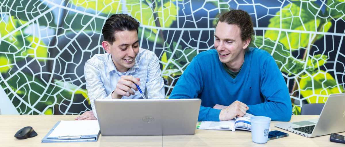 opleidingsbeeld Finance & Control deeltijd, studenten in overleg bij de HAN Arnhem, finance, financieel, AFEM, accountancy, laptop