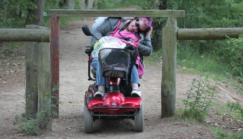 Dame in een rolstoel loopt vast op een hekje. Gebruikt voor artikel Gelijk is gelijk