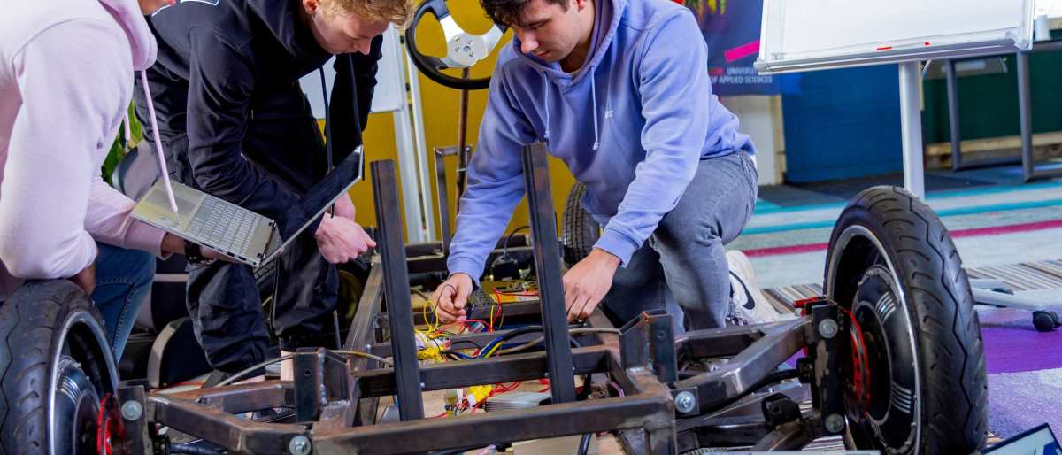 3 studenten werken aan Boyle, eenpersoonswaterstofvoertuig H2lab Waterstoflab IPKW