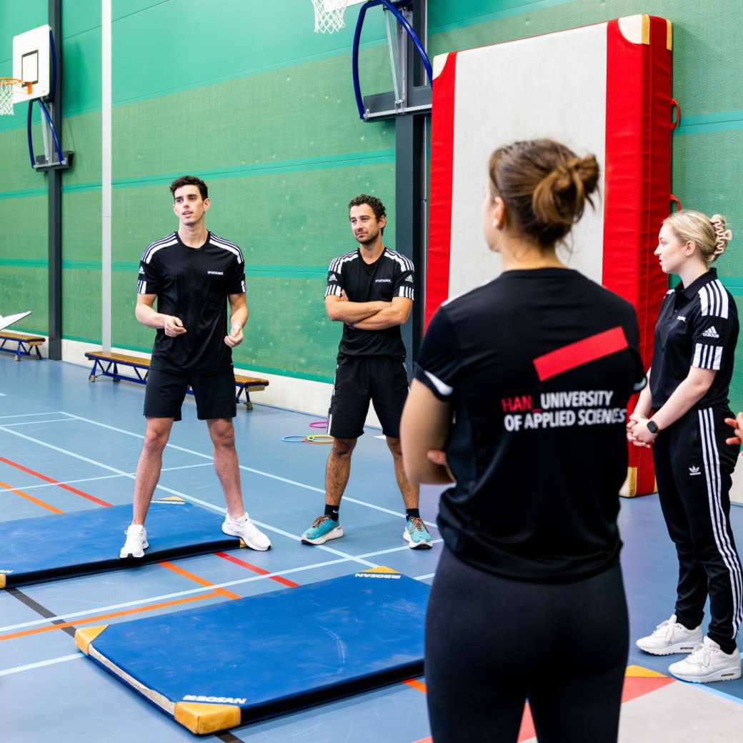 sportkunde deeltijdstudenten krijgen uitleg in de zaal 2024