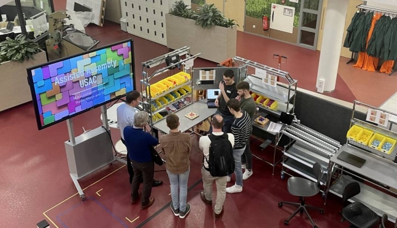 Presentaties en demonstraties van HAN-studenten bij de smart u-shaped assembly cell tijdens het HAN Lean Event