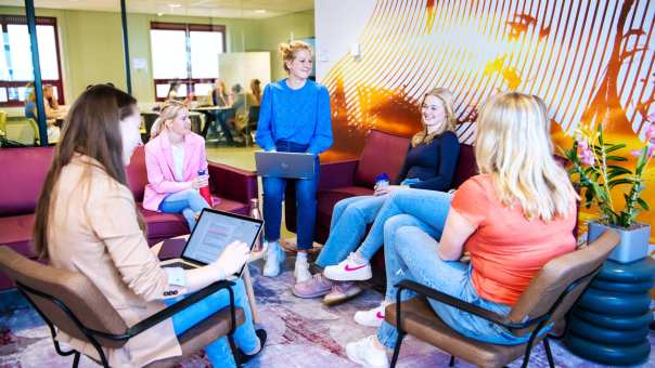 Groep studenten Verpleegkunde werken samen