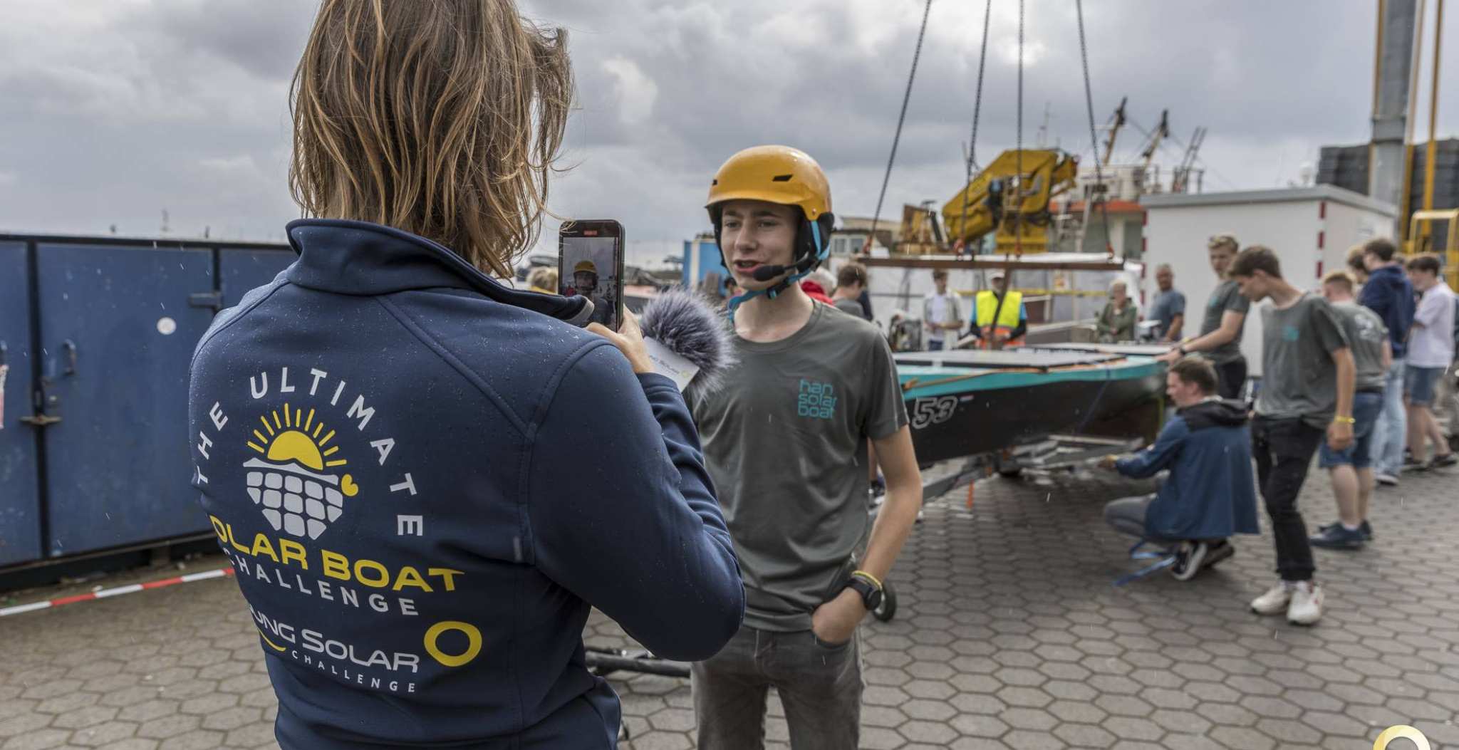 Young Solar Challenge piloot Daan Vossers wordt geïnterviewd door de organisatie van de Young Solar Challenge.