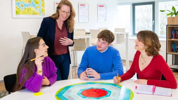 Studenten van Learning and Development in Organisations voltijd krijgen uitleg van de docent op Laan van Scheut 10 in Nijmegen.