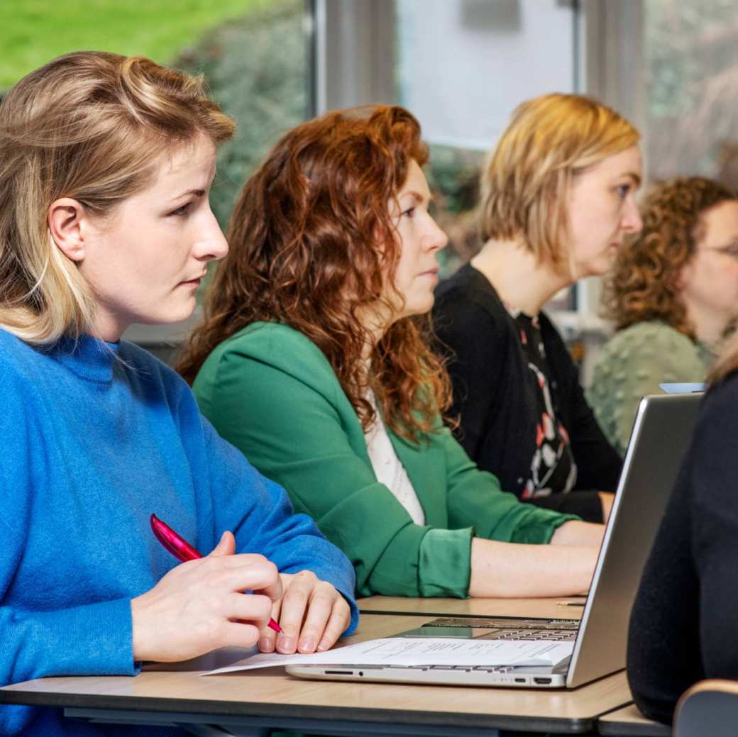 ALLEEN VOOR DE MANP | Masterstudenten kijken en luisteren aandachtig tijdens een les onderzoek van de opleiding tot verpleegkundig specialist.
