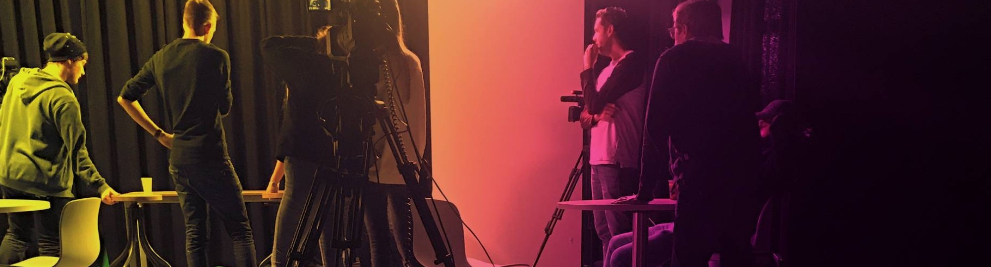 Studenten aan het werk in de studio voor online contentcreatie