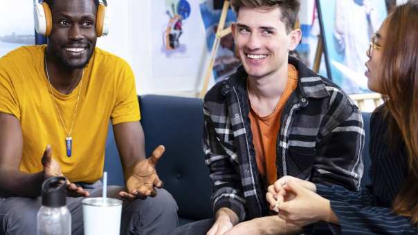 Studenten International Business genieten van een gezellige studiebijeenkomst op de HAN