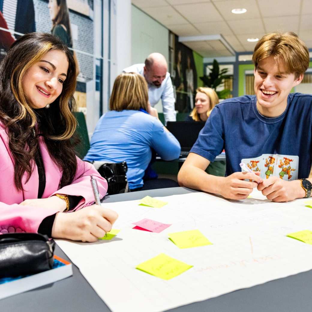 Studenten hbo human resource management aan het werk met post-its