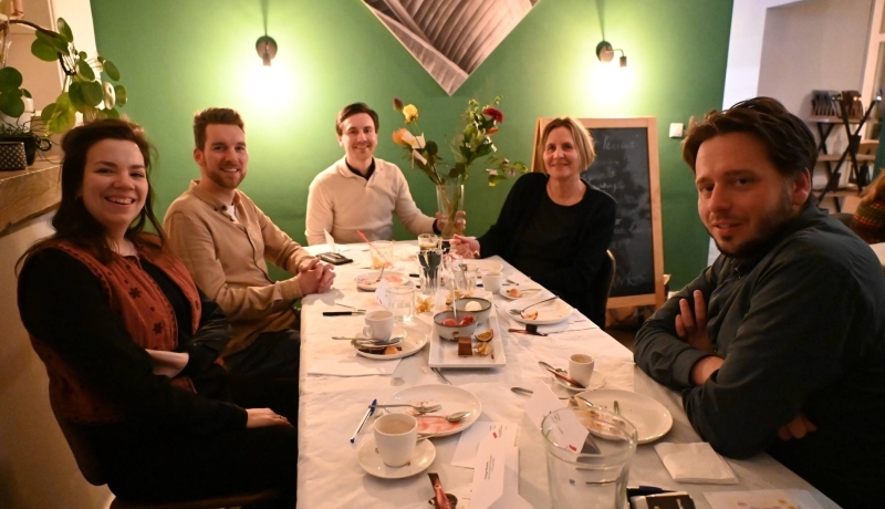 Studenten, docenten en werkgevers aan tafel tijdens de werkveldbijeenkomst