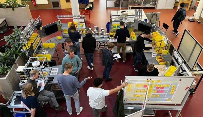 Studenten van de minor Lean Management leren of het belang van meten aan de u-shaped assembly cell. Bovenaanzicht