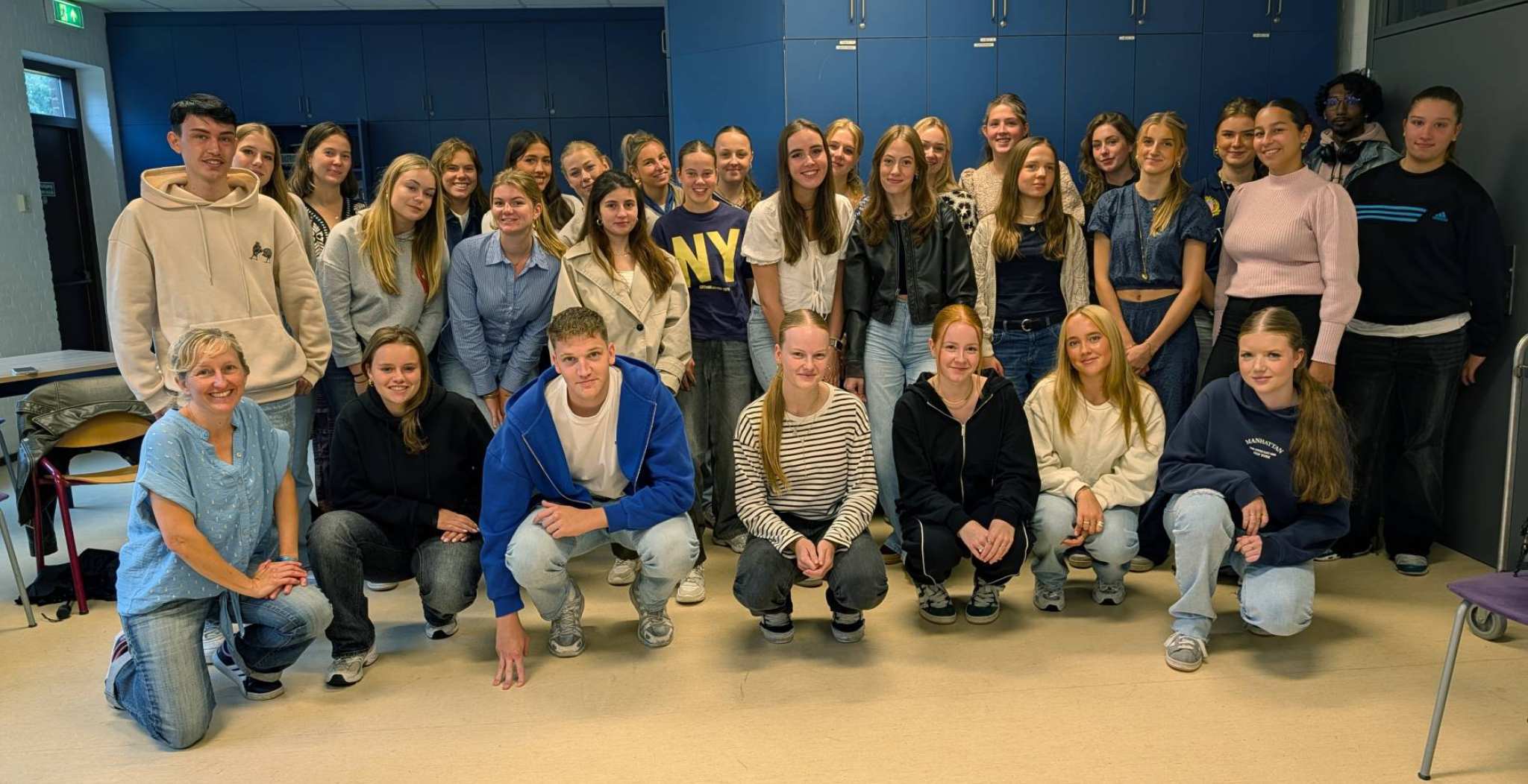 Wijkdocent Linda Kamola en groep studenten op HAN Lab en Werkplaats Nijmegen Oost