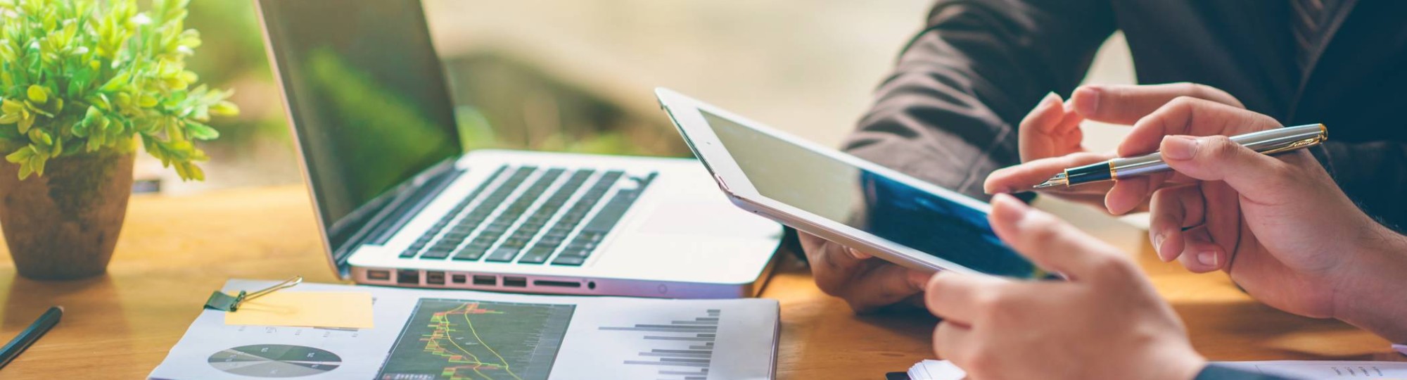 Stockfoto met laptop, papieren en financiën voor publicatie van het associate lectoraat Sustainable Finance & Tax van AFEM.