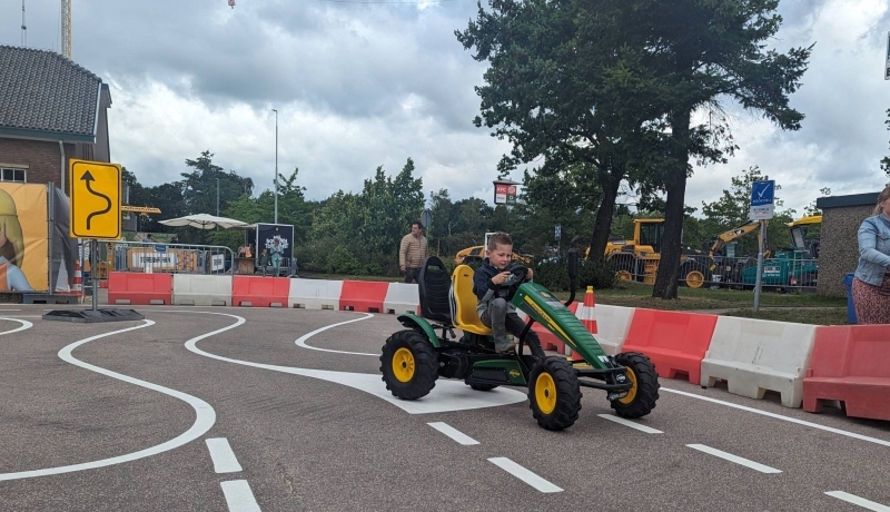 Jurrian van Moort op een skelter tijdens Wij bouwen de Toekomst in Harderwijk