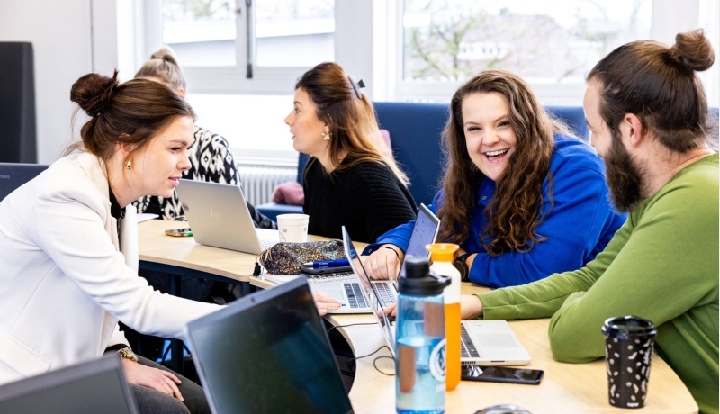 Studenten Ad Management in de Zorg in de les