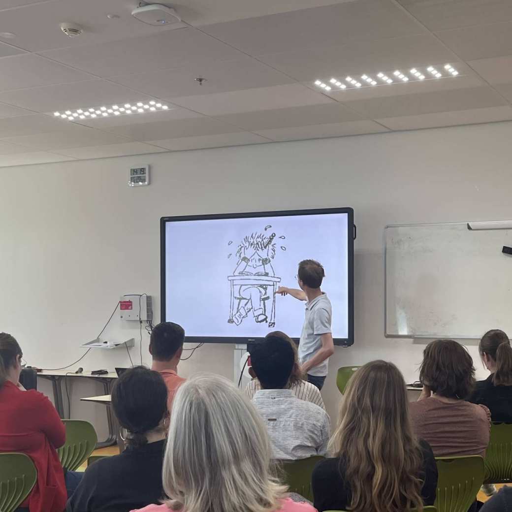 student leraar duits geeft presentatie