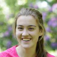 Portret Inger van Langen met kleurige achtergrond