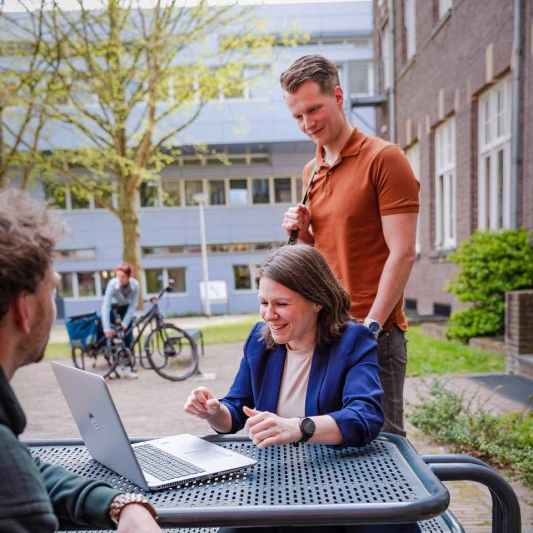 Learning & Development deeltijd, samenwerken, buiten, laan van scheut 10, laptop, 2022