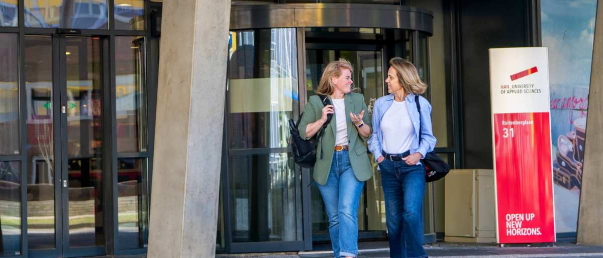 Deelnemers en docenten van de post-hbo opleiding Bedrijfskunde, in gesprek met elkaar op het plein voor Ruitenberglaan 31