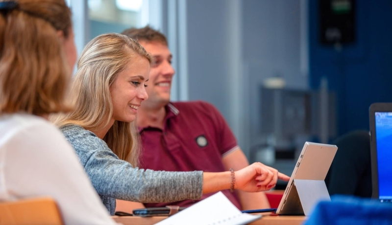 HAN Student wijst op tabletscherm
