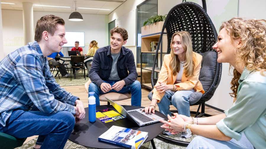 Studenten van hbo Facility Management van de HAN in de studio