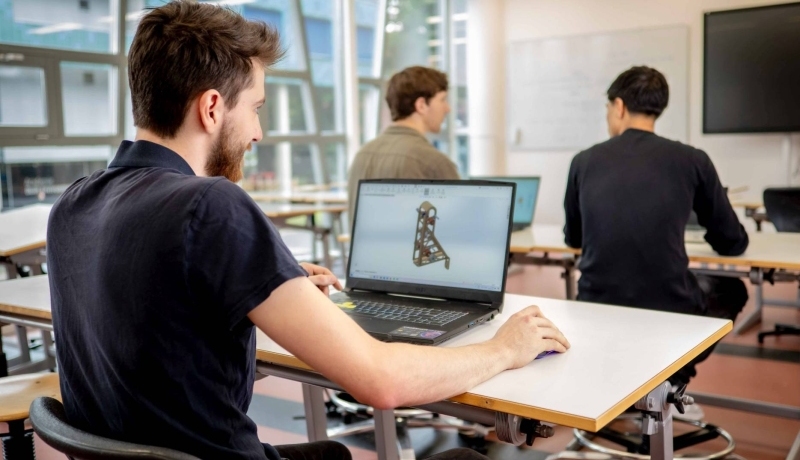 Student tekent met SOLIDWorks een 3D ontwerp