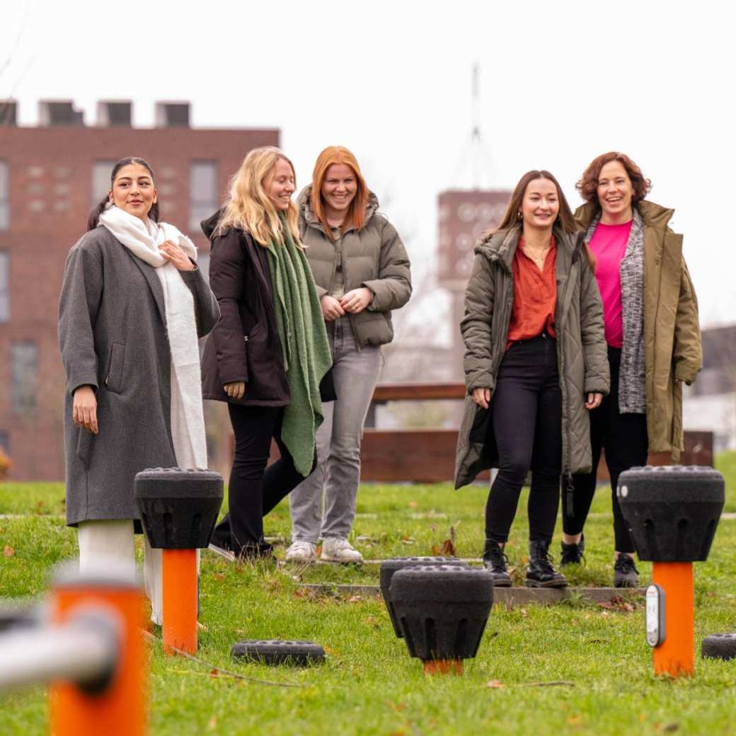 Beeld t.b.v. campagne Samen Sociaal met verschillende personen in een stadspark