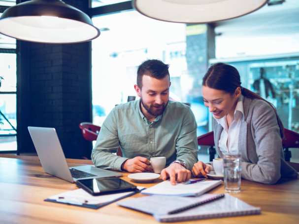 Financieel professional in overleg met klant op locatie, finance, financieel, AFEM, MIAM, opleidingsbeeld master integraal adviseur MKB, stockfoto