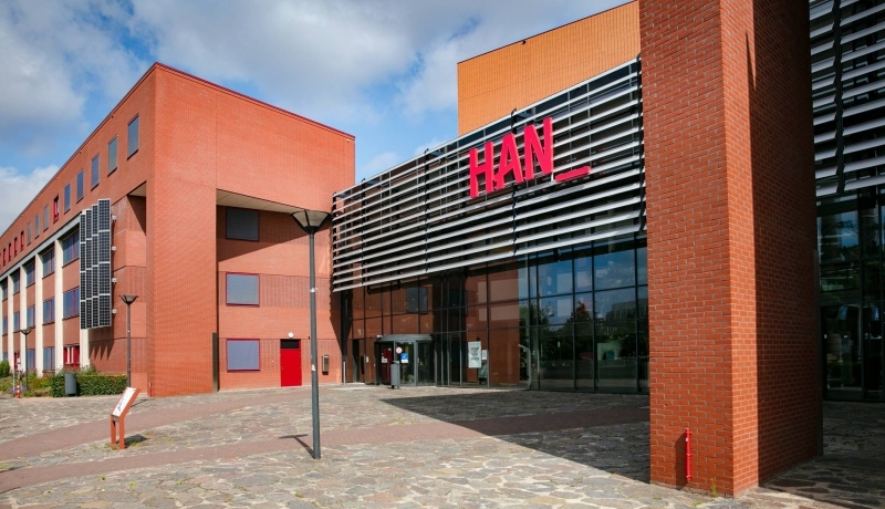 Nijmegen, Kapittelweg 33, ingang, zijaanzicht links, ingang, siging, branding