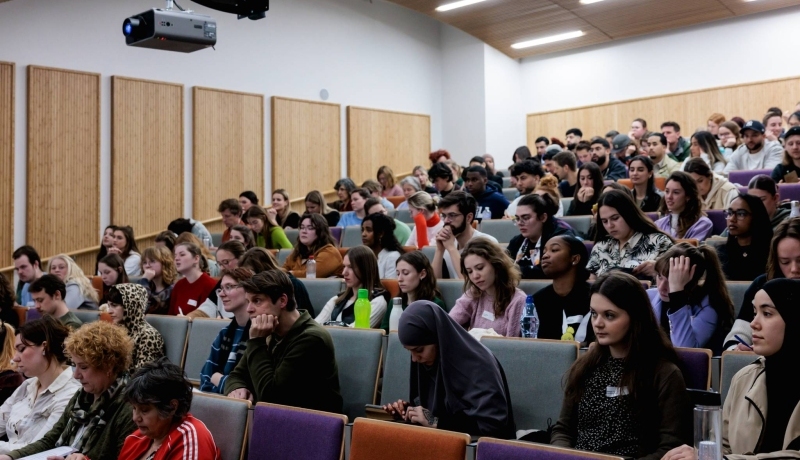 Collegezaal gevuld met deelnemers van het festival LOS