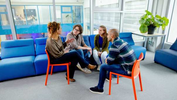 studenten-luisteren-naar-docent