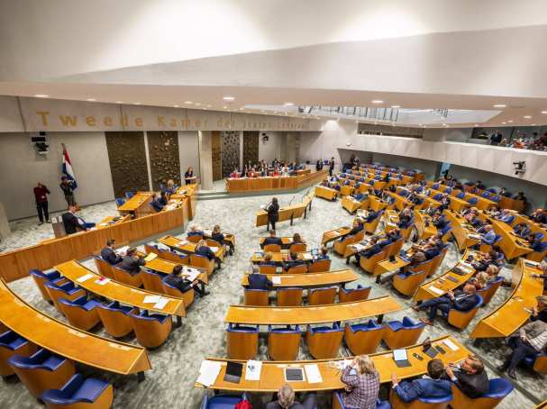 Een algemeen beeld van de plenaire zaal van de Tweede Kamer.