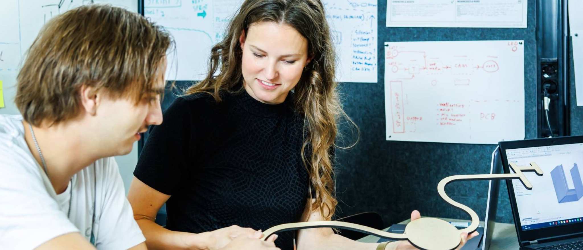 Docent Industrieel Product Ontwerpen legt uit aan een student engineering