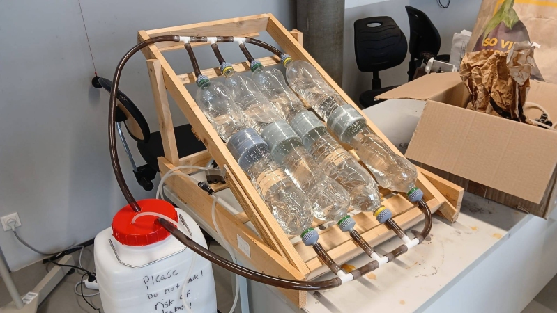 Bas Emaus, HAN-student, onderzoekt hoe algen water kunnen zuiveren