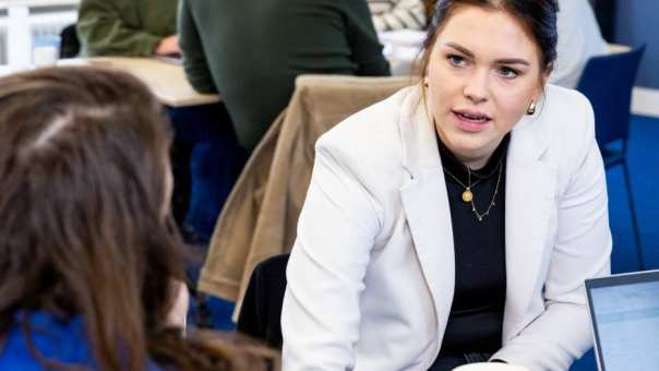 Jeanne legt iets uit aan Anne tijdens les mIZ