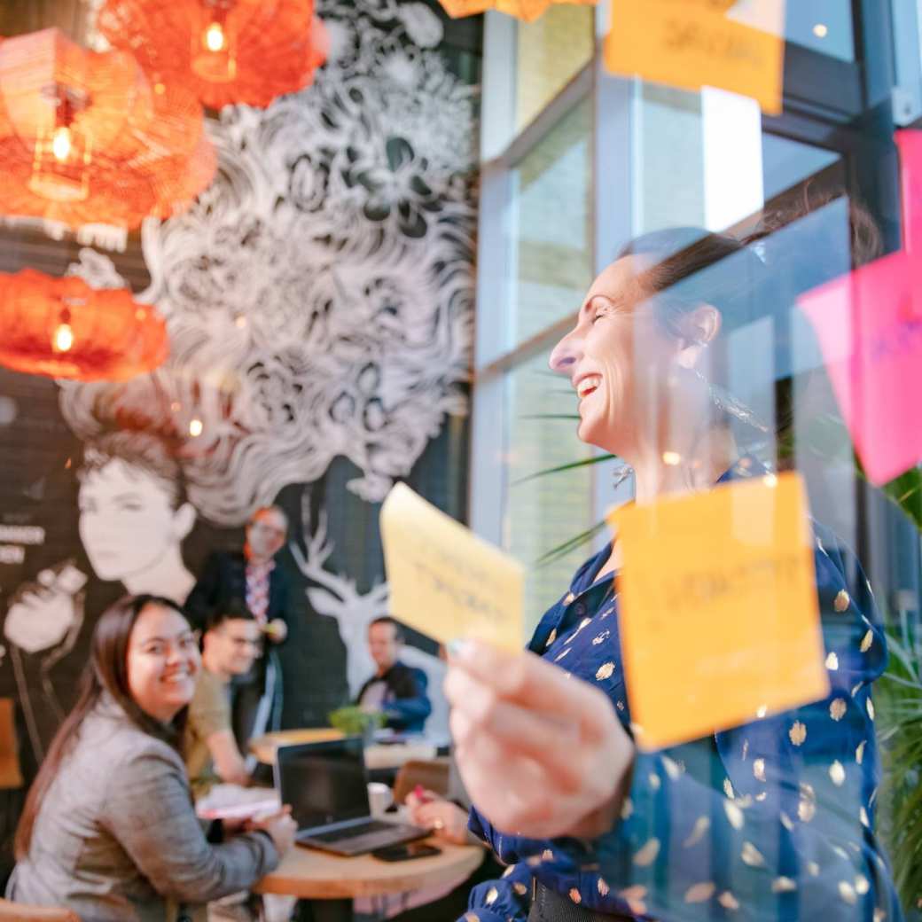 Postits door glas. Centrum voor ondernemerschap