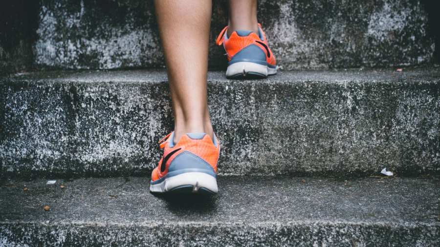 Traplopen in sportschoenen buiten