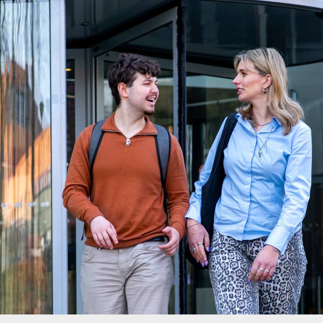Studenten hbo Logistics Management in overleg op de HAN