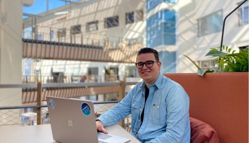 Luke van den Brink achter een laptop bij Alliander