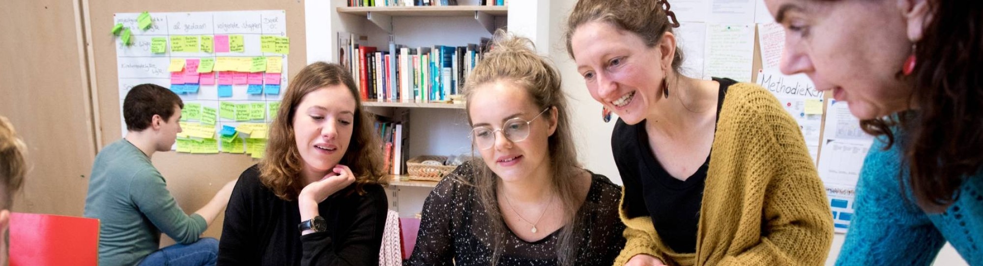 studenten werken samen aan een opdracht
