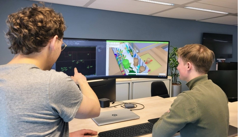 twee jongens, op de rug gezien, kijken naar een beeldscherm van een laptop