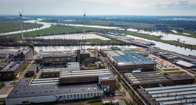 Luchtfoto van het Industriepark Kleefse Waard (IPKW) met zonnepanelen. De Academie Engineering en Automotive werkt hier aan diverse projecten waaronder projecten met waterstof.