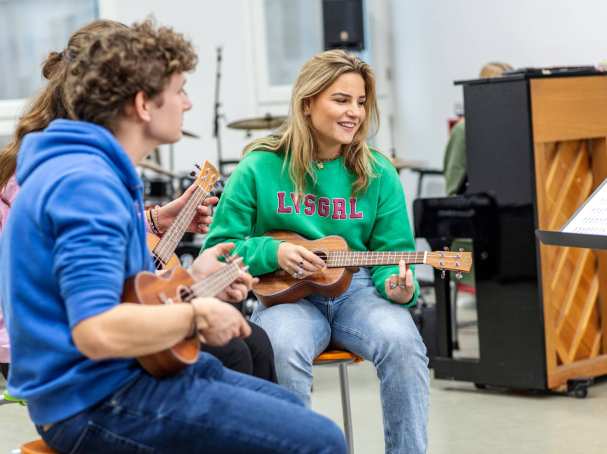Fotoshoot maakdagen muziek 2022 muziekles met ukelele en piano op de achtergrond