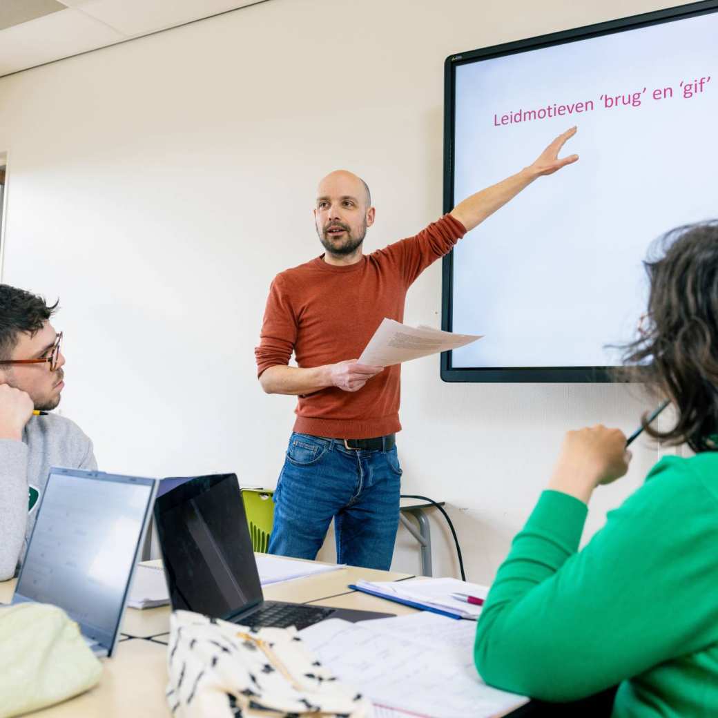 De leraar geeft les aan studenten. 
